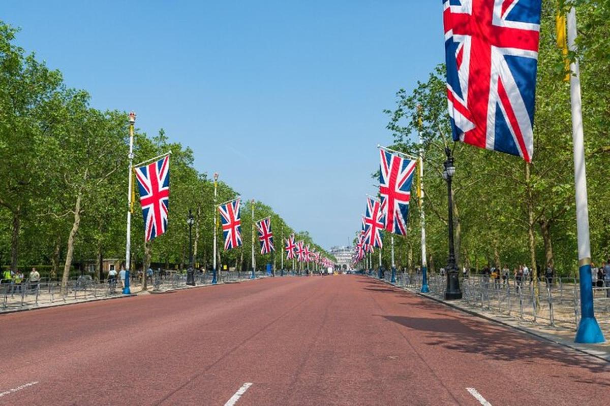 eine Reihe britischer Flaggen auf einer Straße