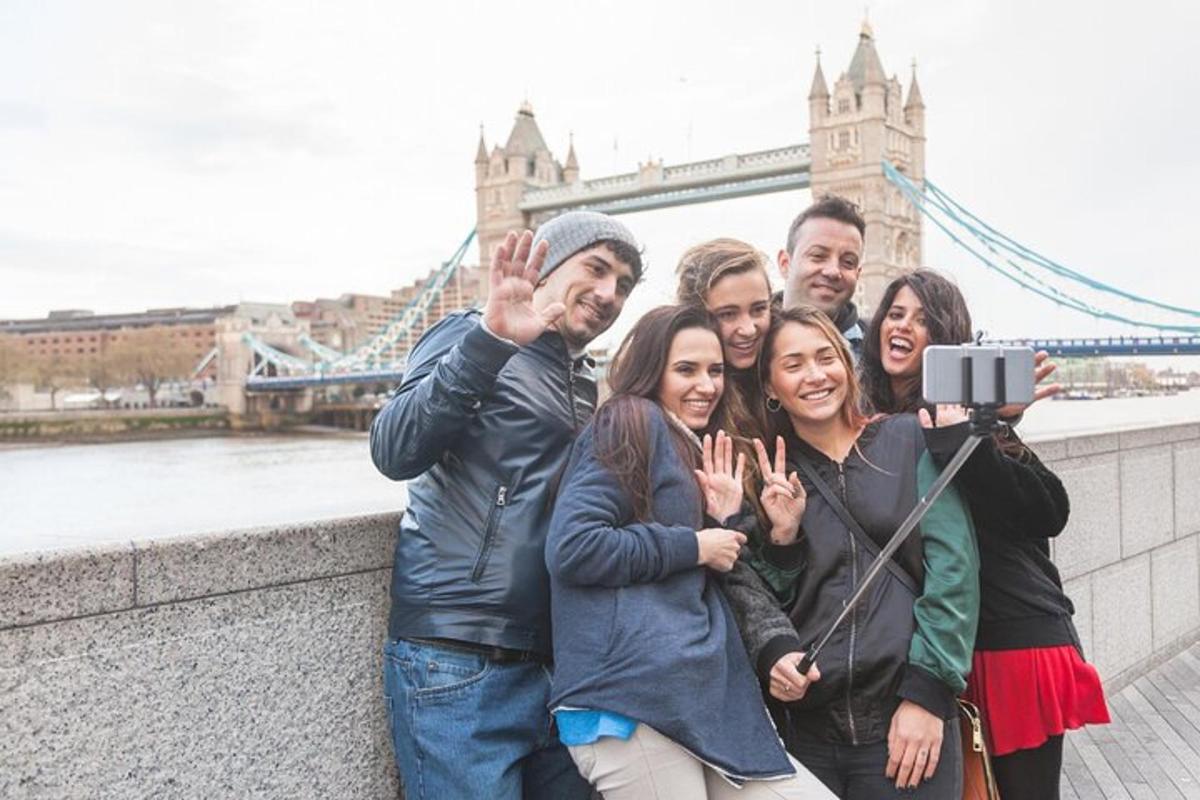 skupina lidí stojící před Tower Bridge