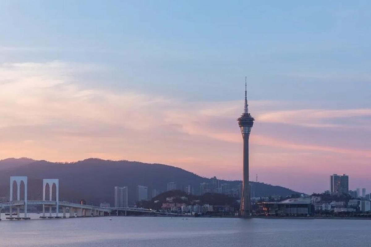 pemandangan kota dengan menara di air