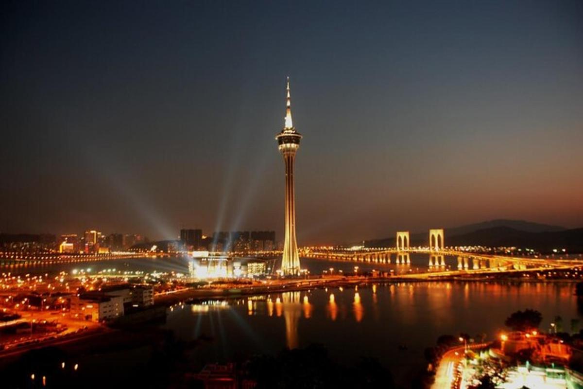 pemandangan bandar dengan menara pada waktu malam