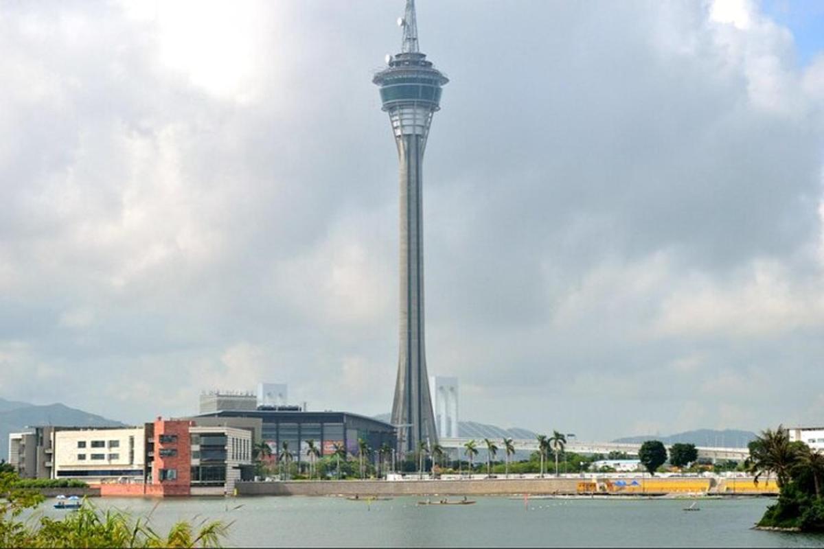 pemandangan menara tv di sebuah bandar