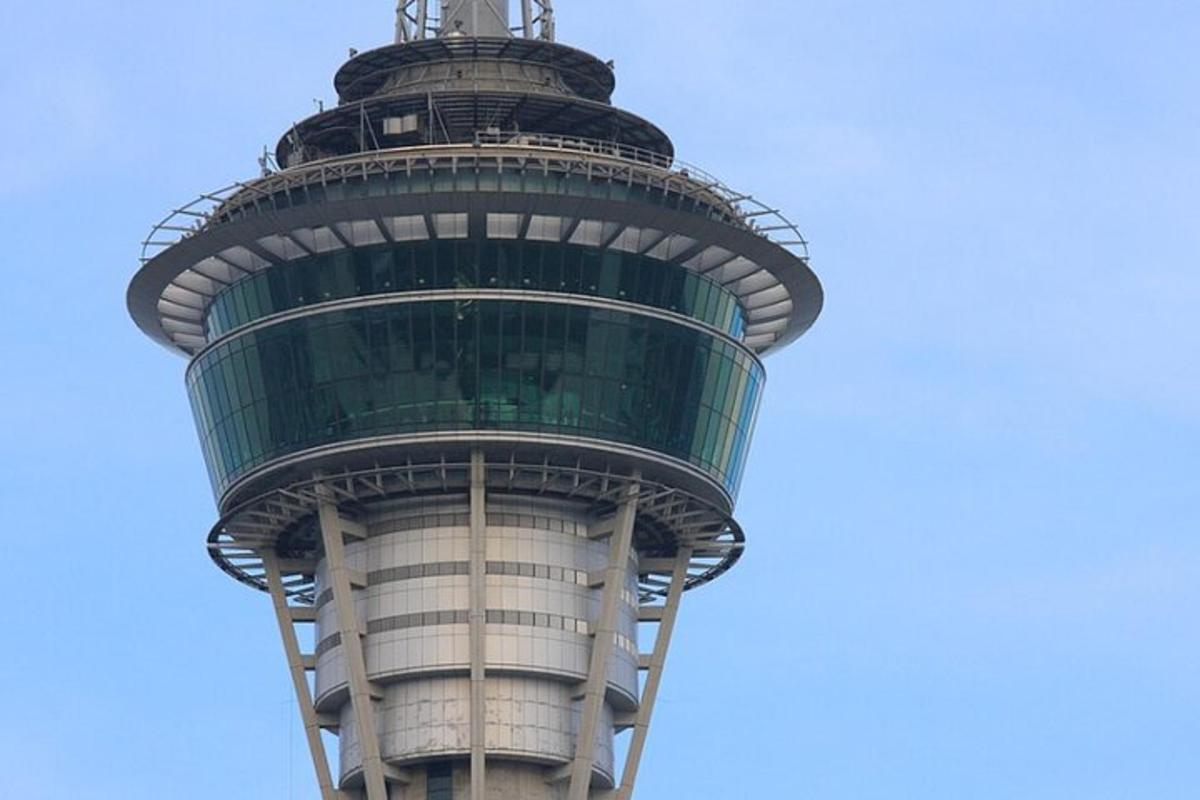 pemandangan menara sydney menentang langit biru