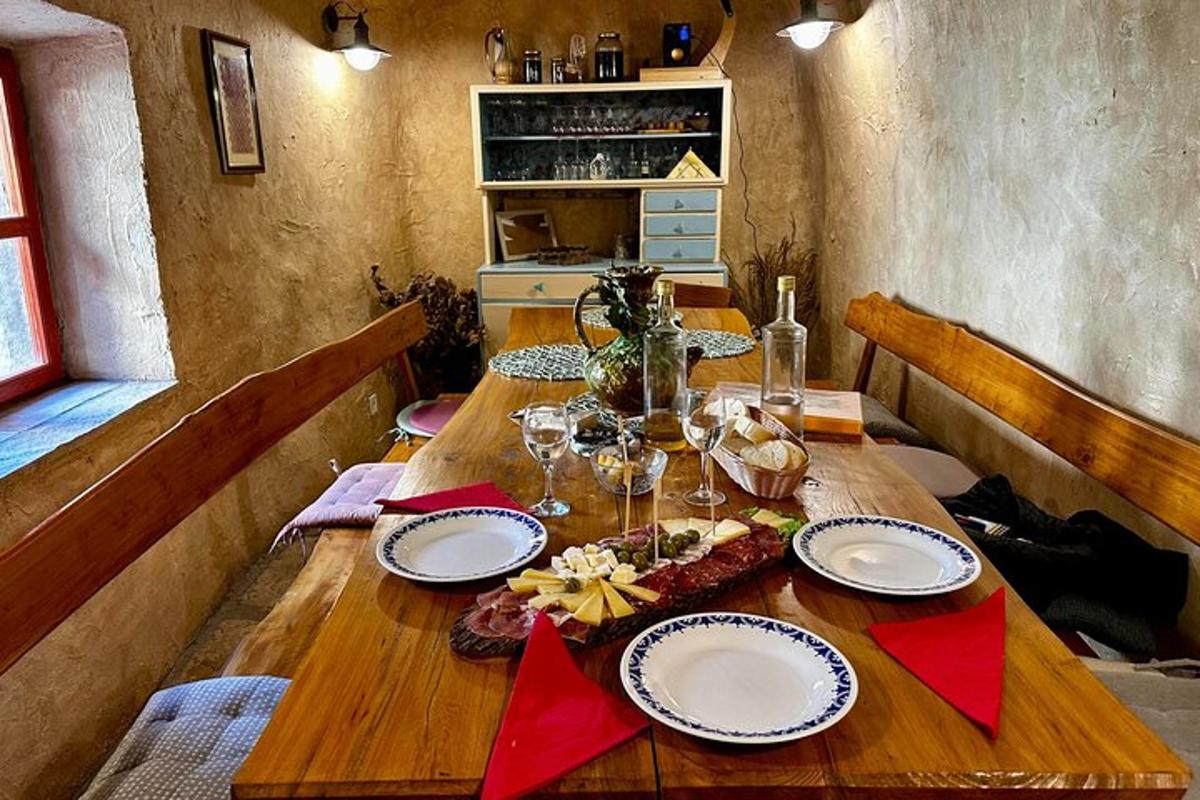lesena miza s krožniki in kozarci na njej