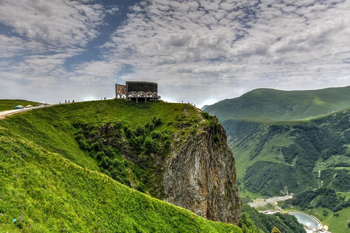 o clădire pe vârful unui munte