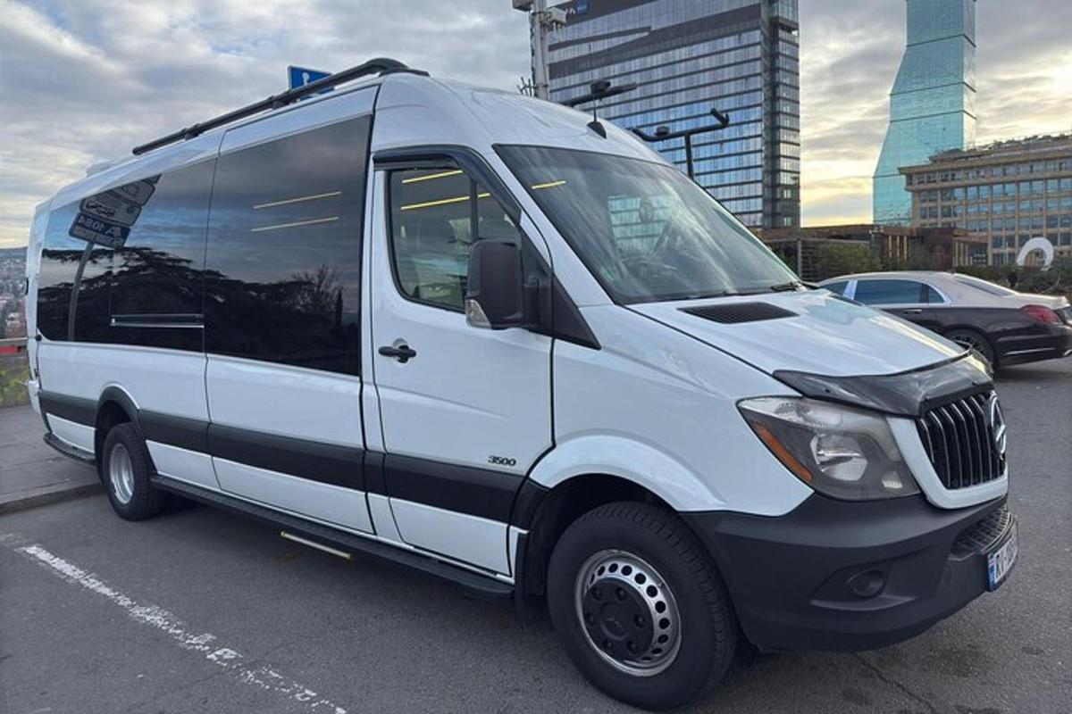 una camioneta blanca estacionada en un estacionamiento