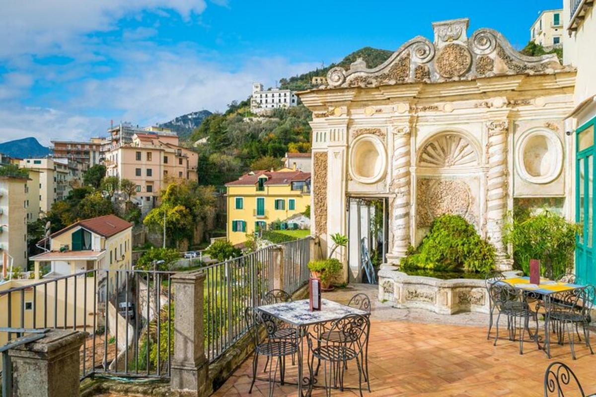 un balcone con tavoli e sedie e vista sulla città