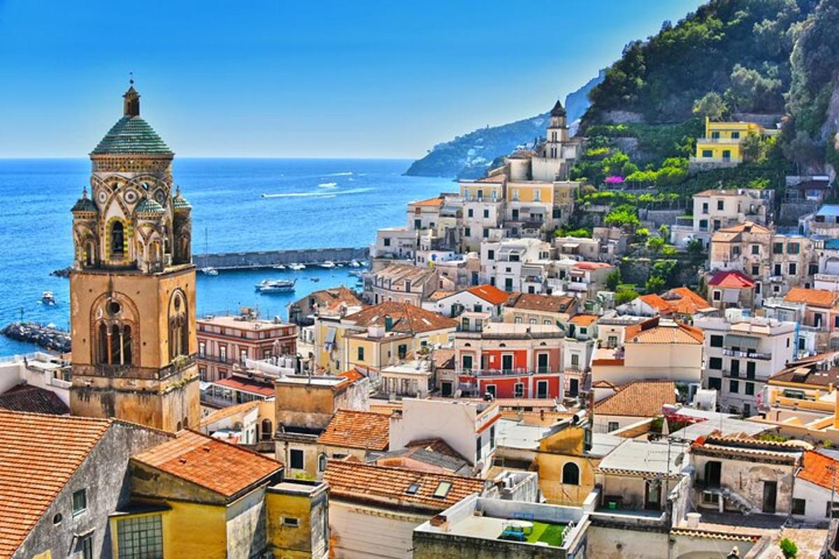 una vista di una città con una torre dell'orologio