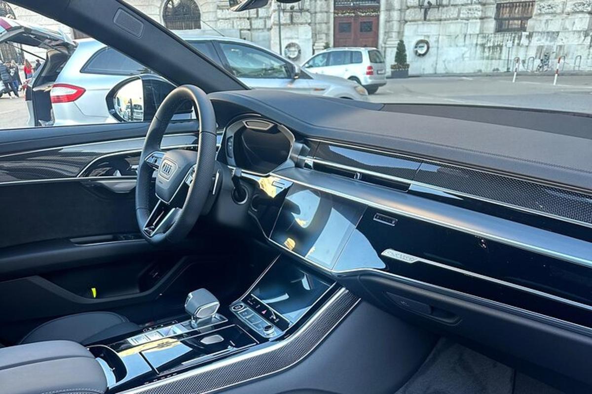 sebuah kereta dengan pintunya terbuka di tempat letak kereta