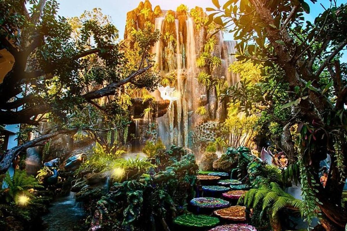 uma cachoeira no meio de uma floresta