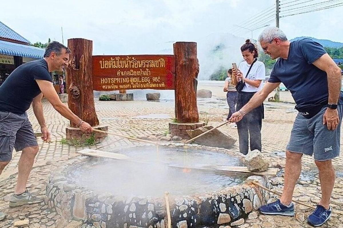 קבוצת אנשים עומדת סביב מזרקת מים
