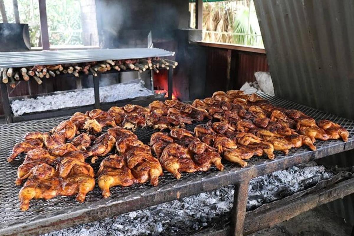 Un grupo de pollos se están cocinando en una parrilla