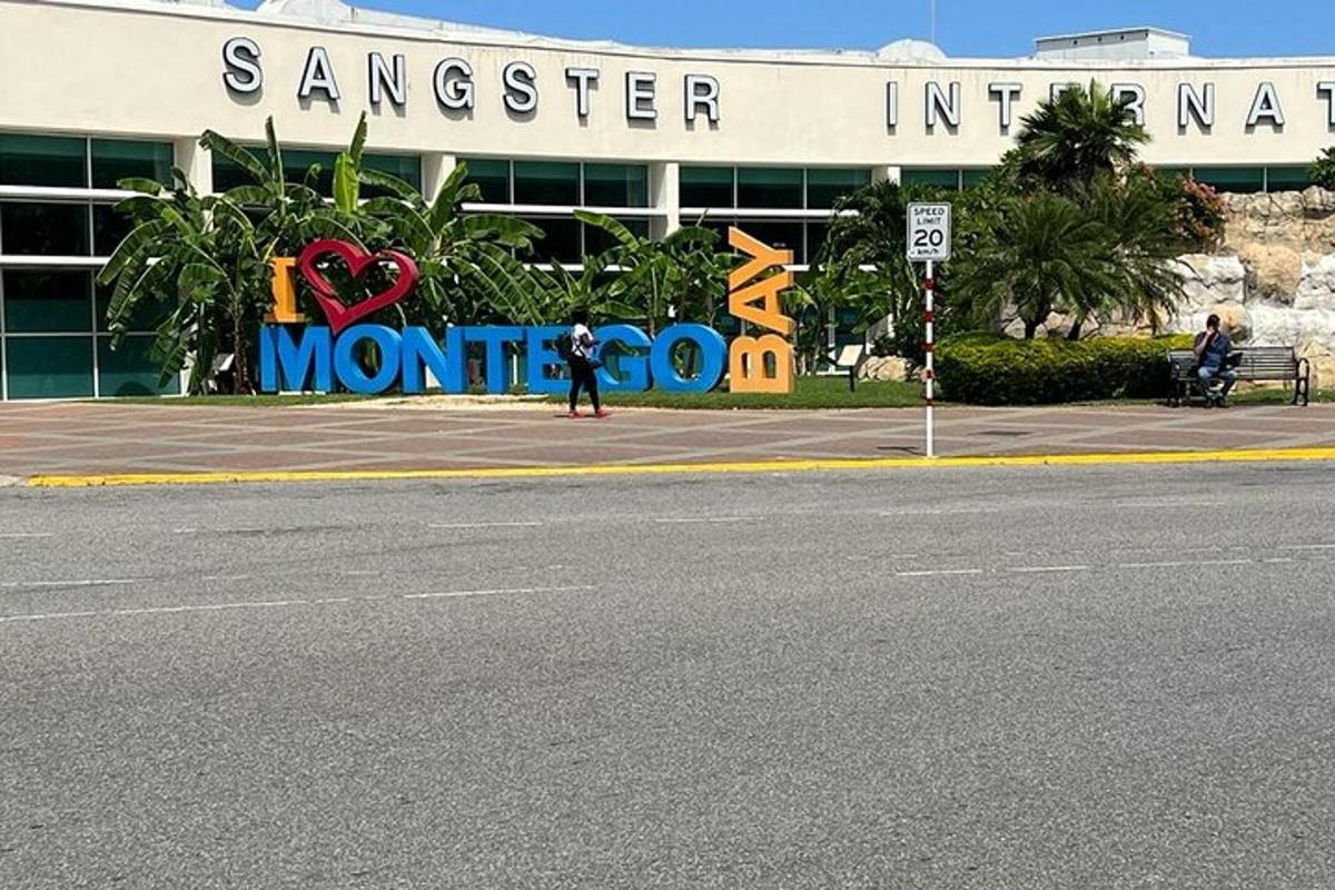 inimene, kes seisab tänaval hoone ees