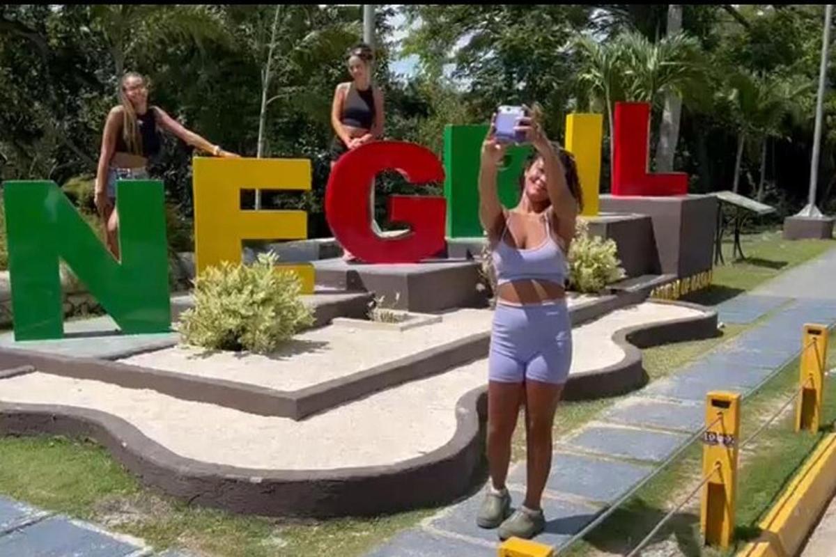 naine teeb pilti ngrami sildi ees