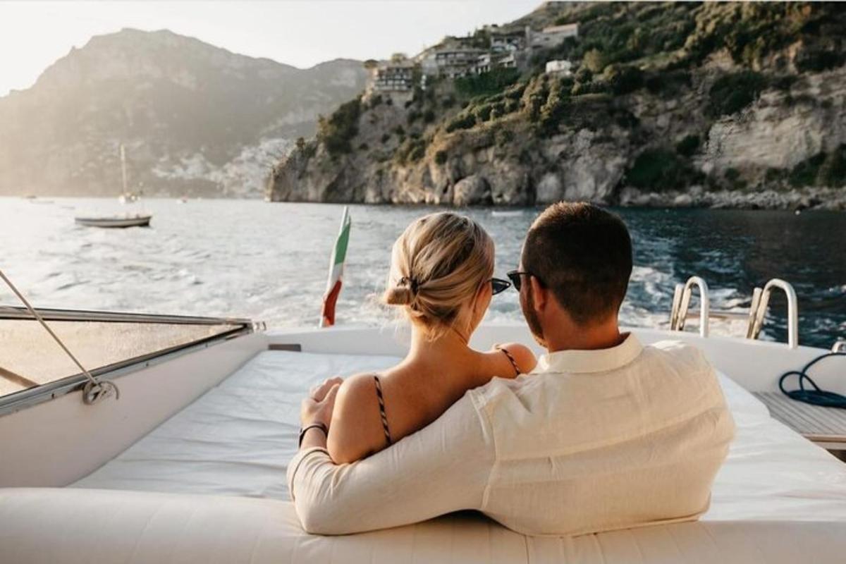 un uomo e una donna seduti sul retro di una barca