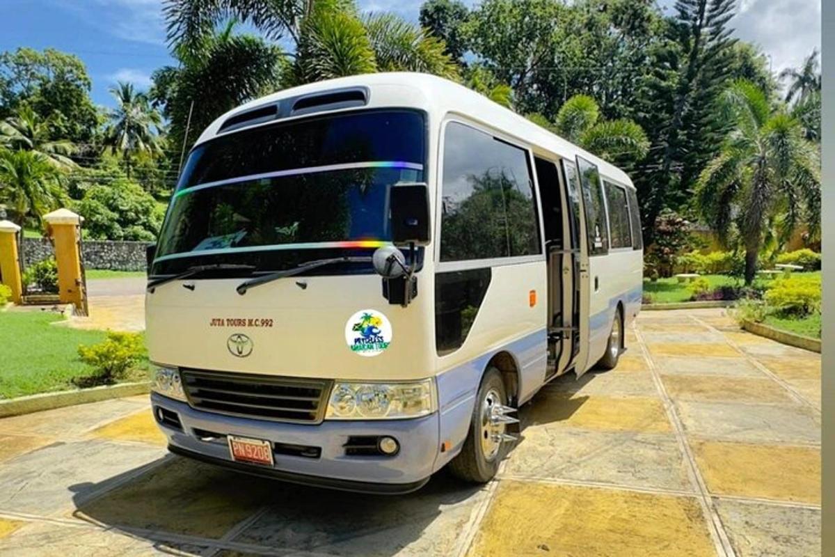 un autobús blanc aparcat en un aparcament