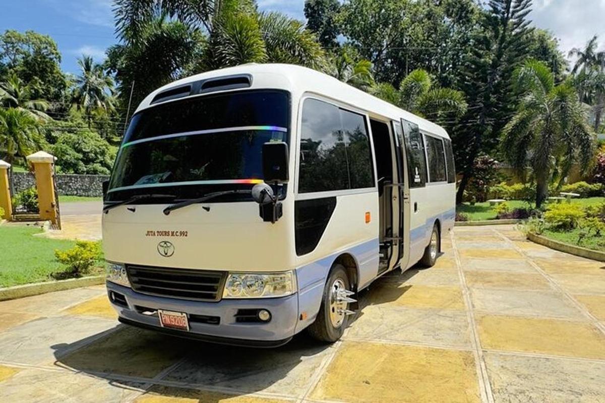 un autobús blanc aparcat en un aparcament