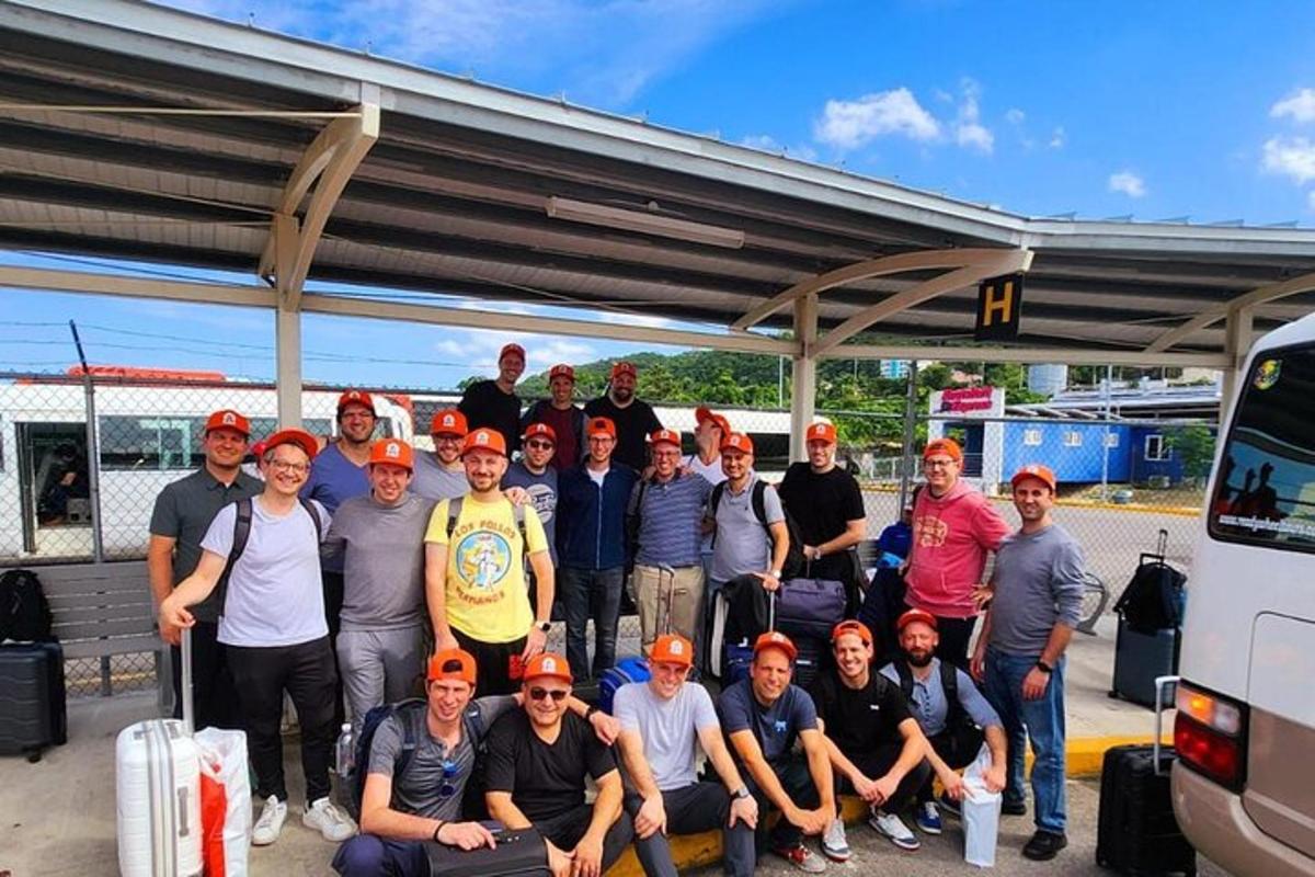 un grup de persones posant per a una foto en una gasolinera