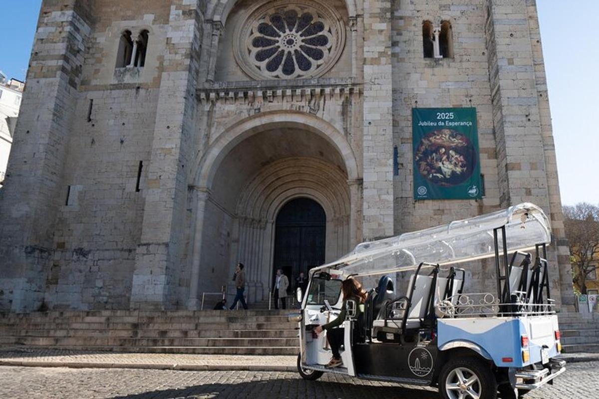 un veicolo parcheggiato davanti a un edificio