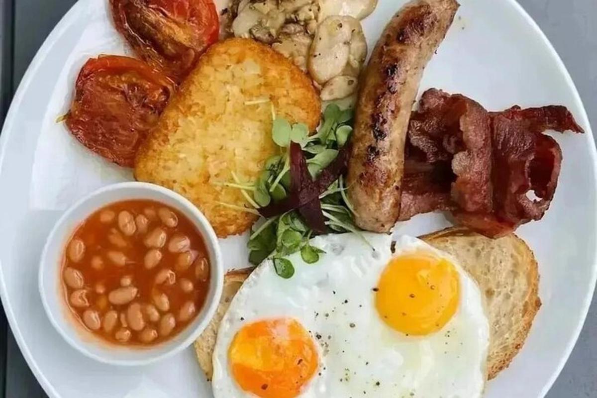 Morgunverðardiskur með eggjum, beikoni og baunum