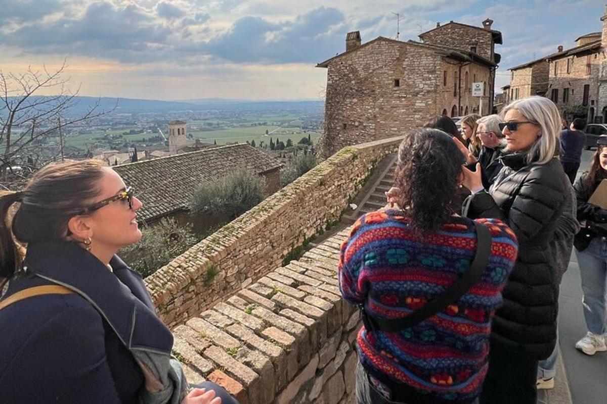 un grupo de personas de pie encima de un muro