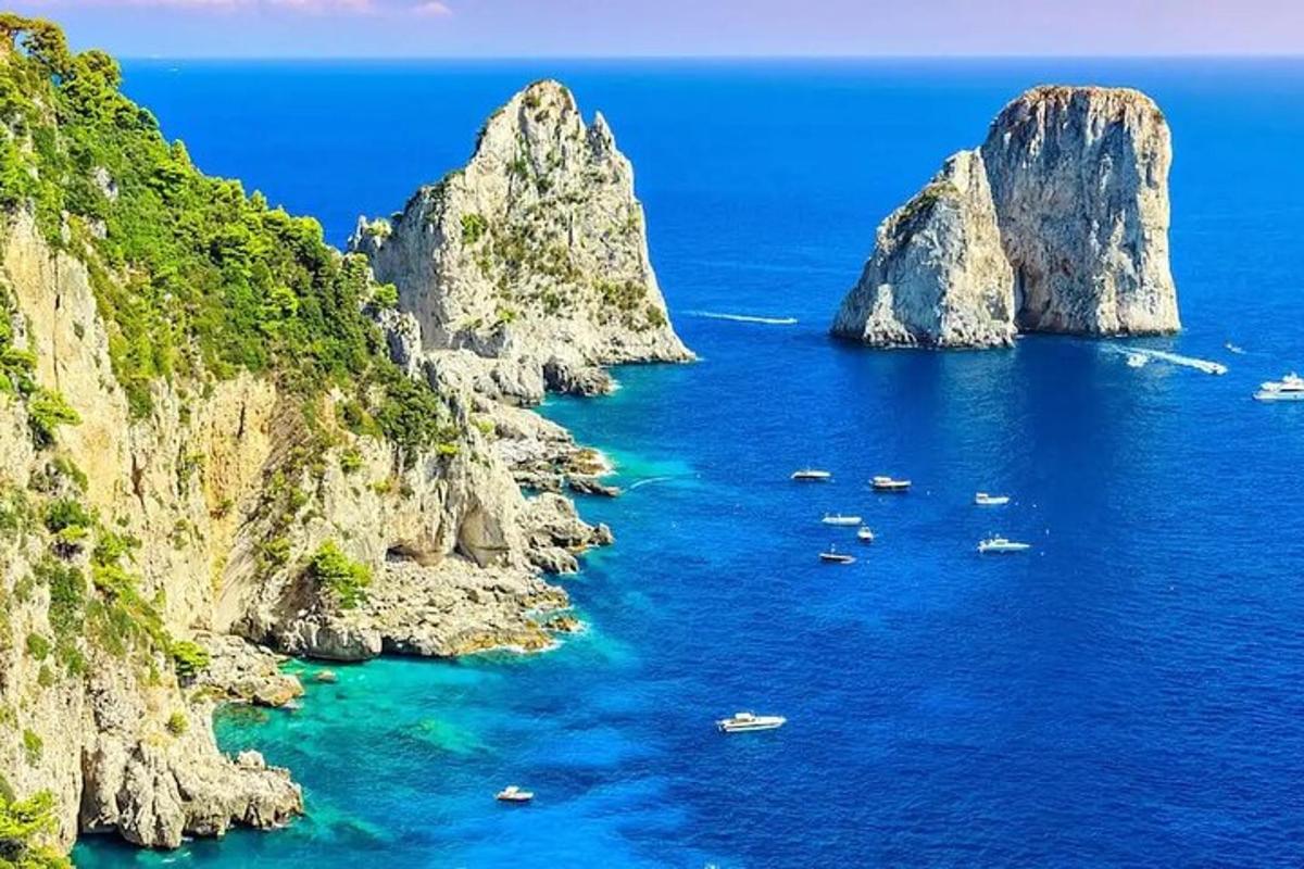 un grup de stânci în ocean cu bărci