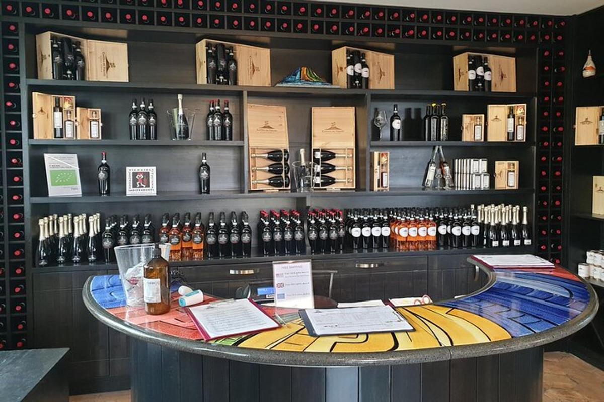 um bar com garrafas de vinho na parede