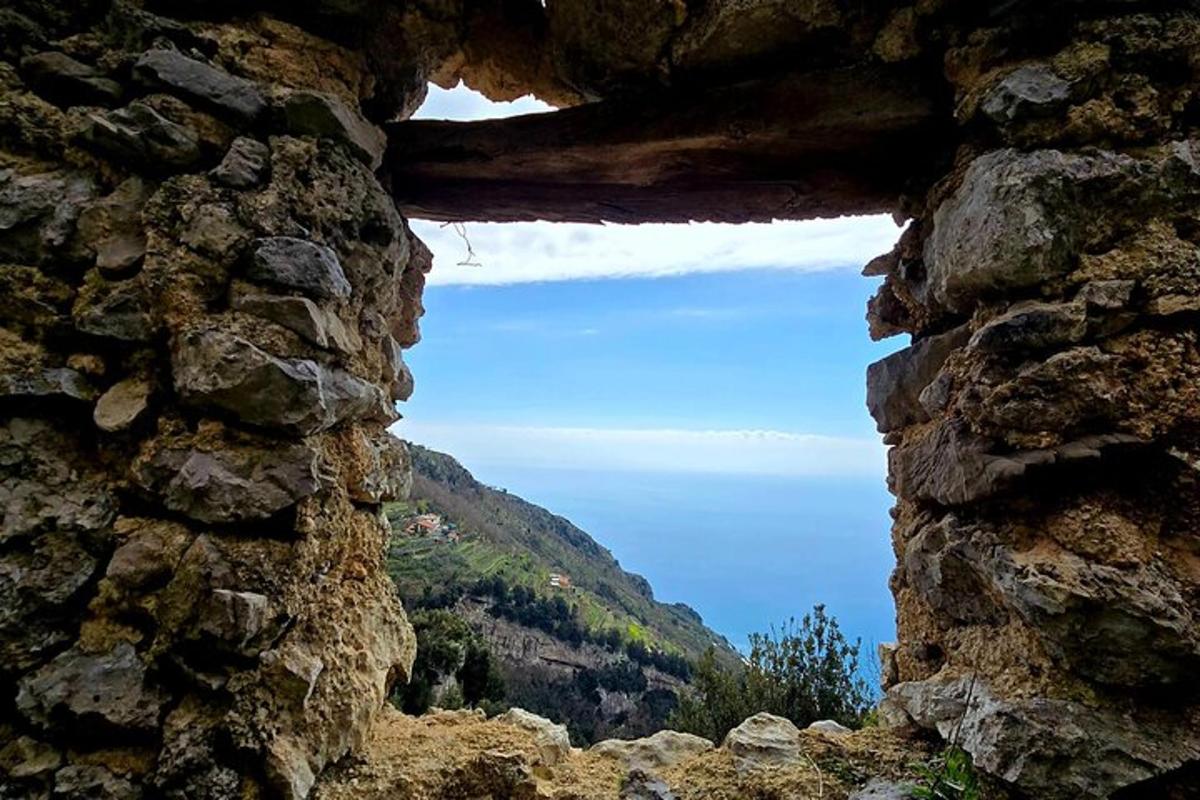 θέα στον ωκεανό μέσα από ένα πέτρινο παράθυρο