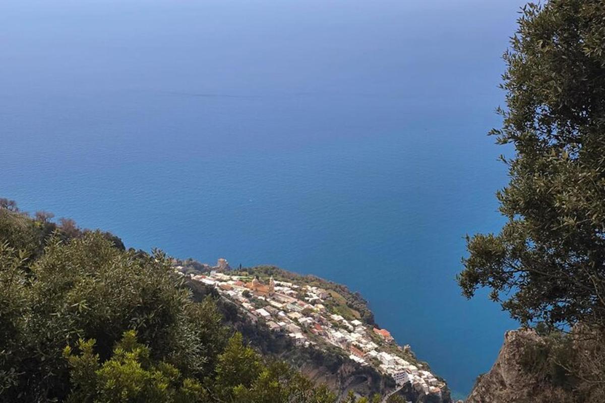θέα ενός βουνού με φόντο τον ωκεανό