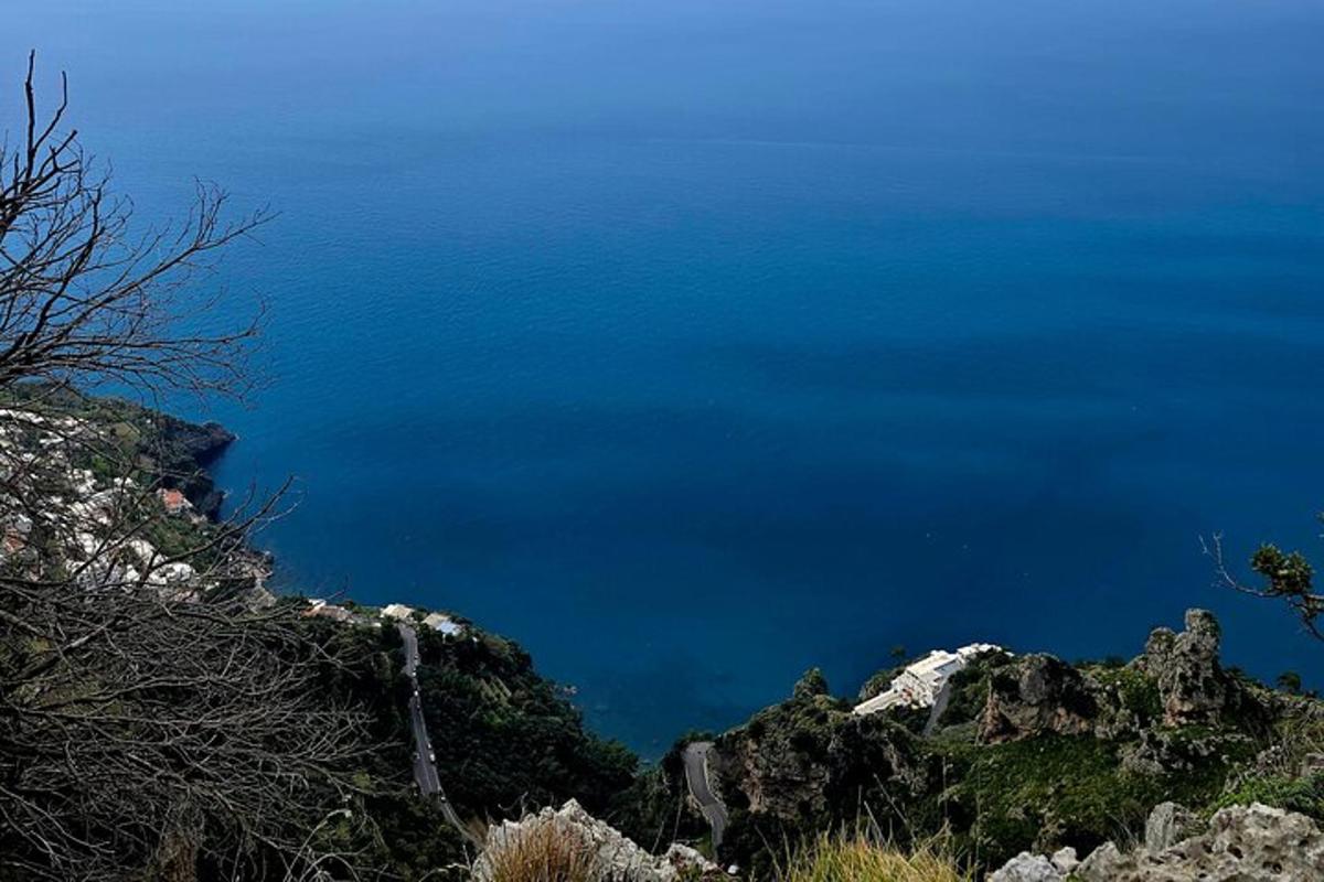 una vista dell'oceano blu da una montagna