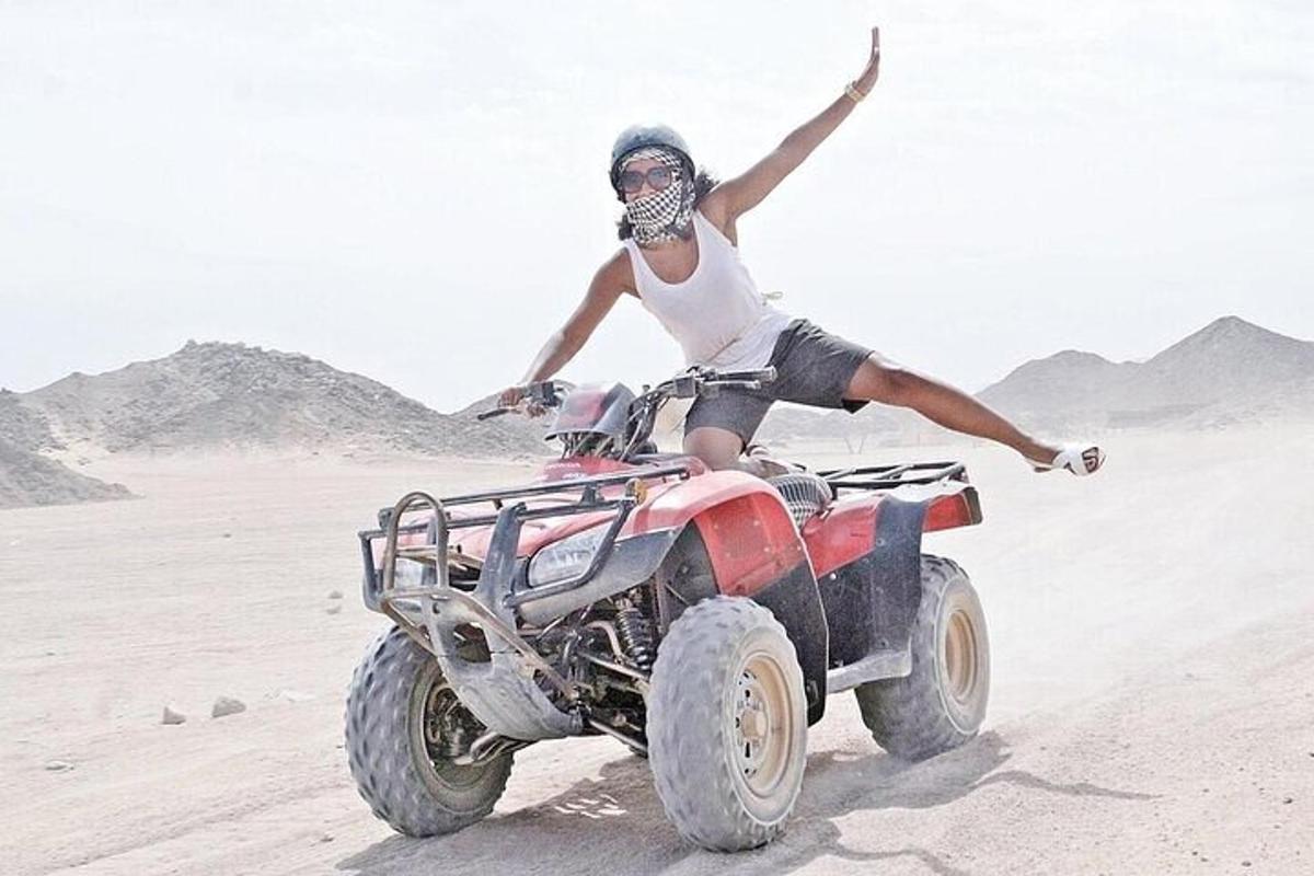 uma mulher em um caminhão com rodas no deserto