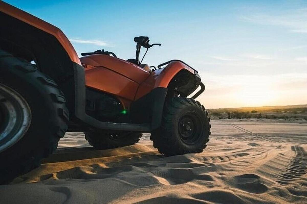 uma moto de terra estacionada na areia do deserto