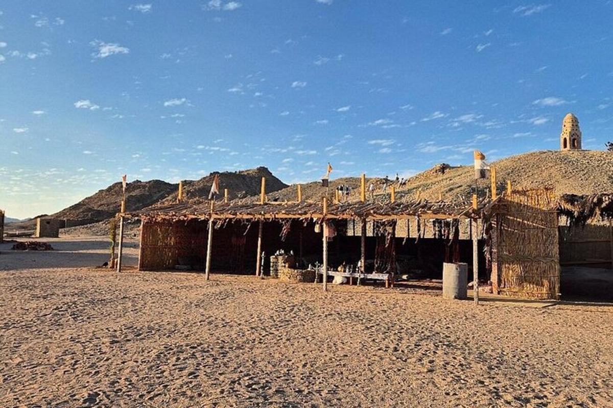 um edifício com telhado de palha no deserto