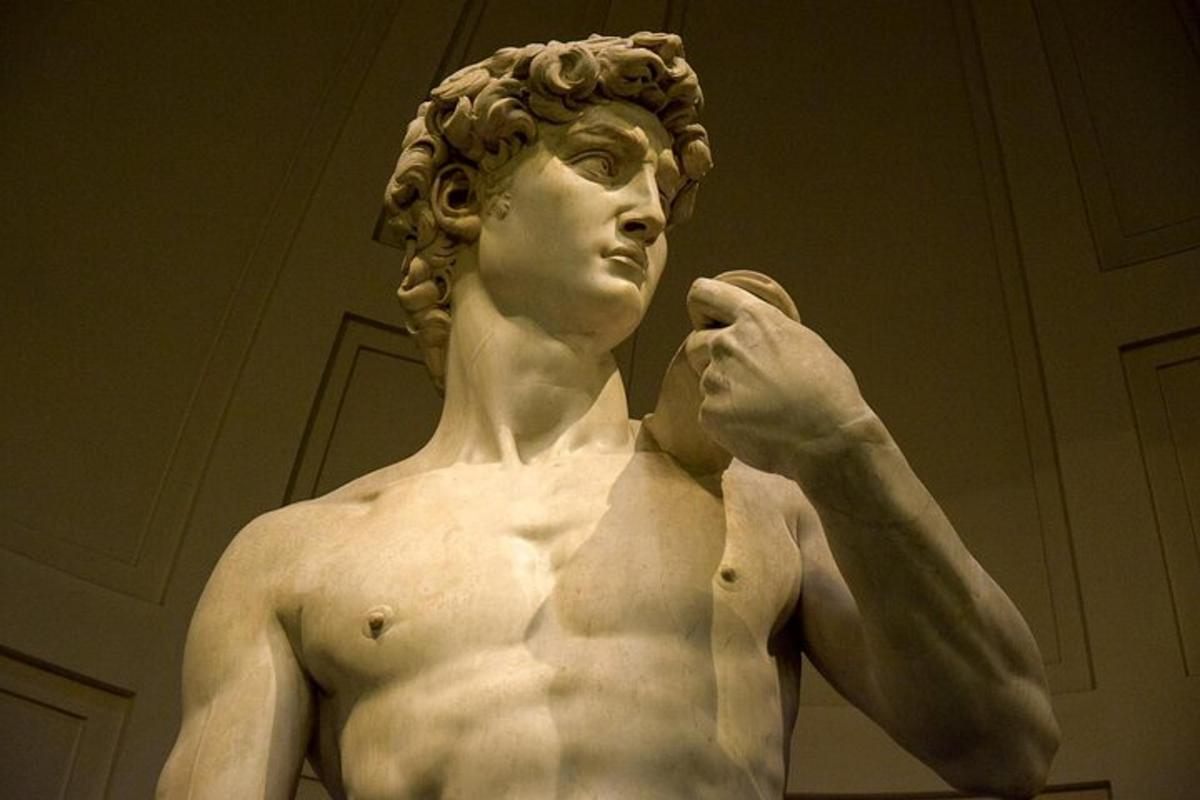 una statua di un uomo in un museo