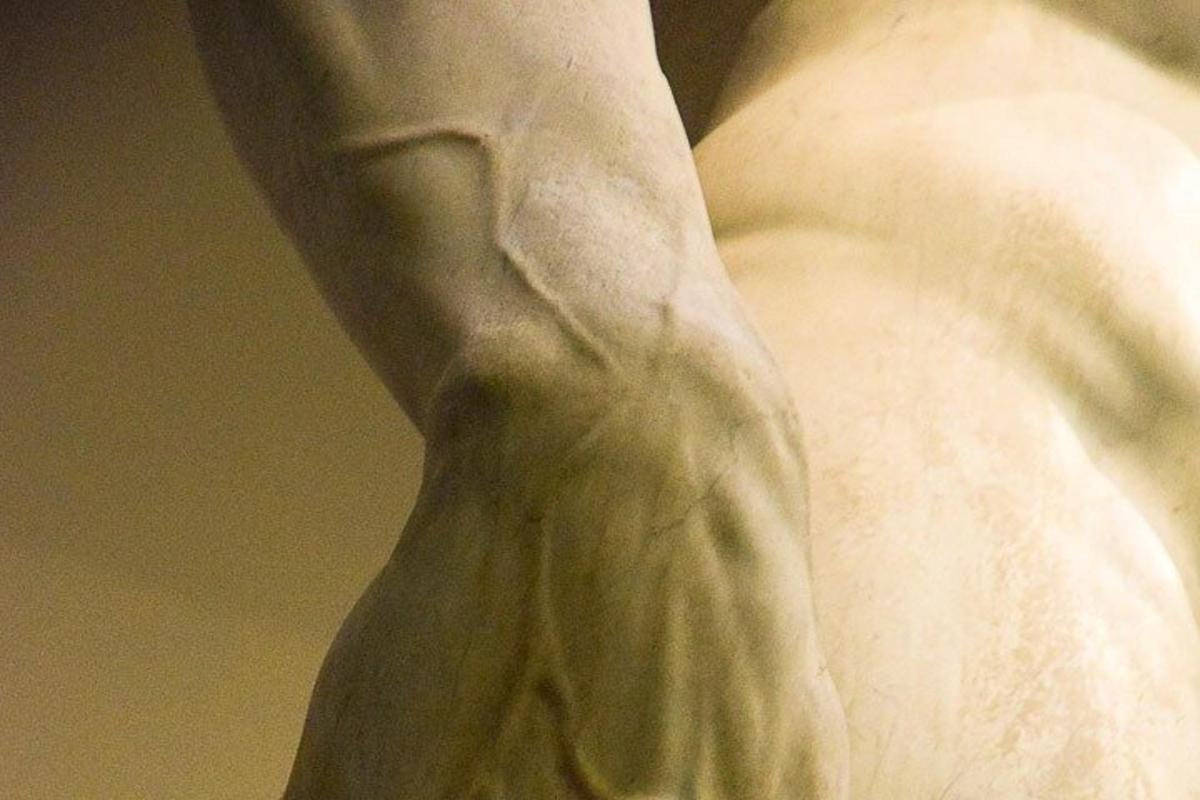 un primo piano di una statua raffigurante il braccio di una persona
