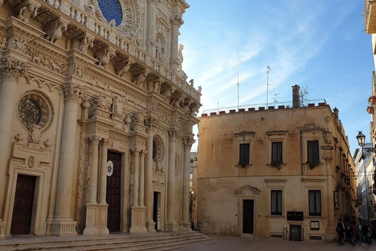 un gran edifici al costat d'un gran edifici