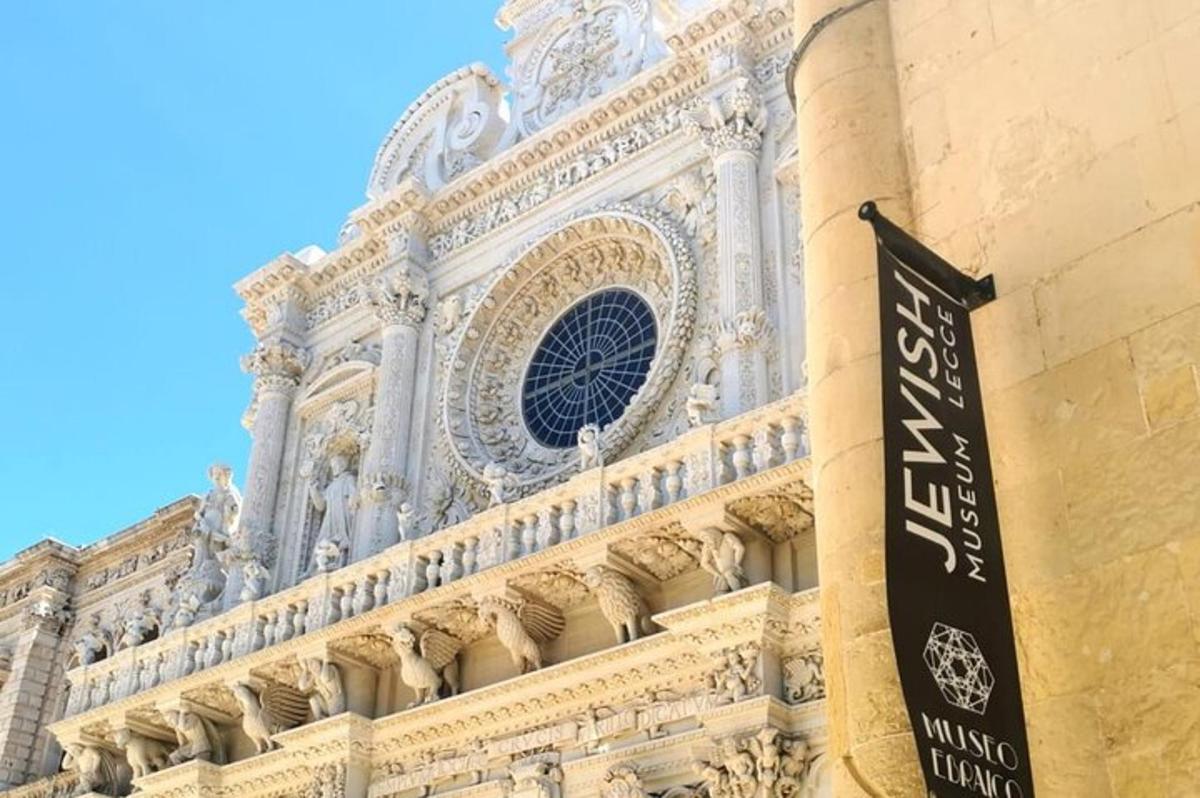 un edifici amb un rellotge al costat