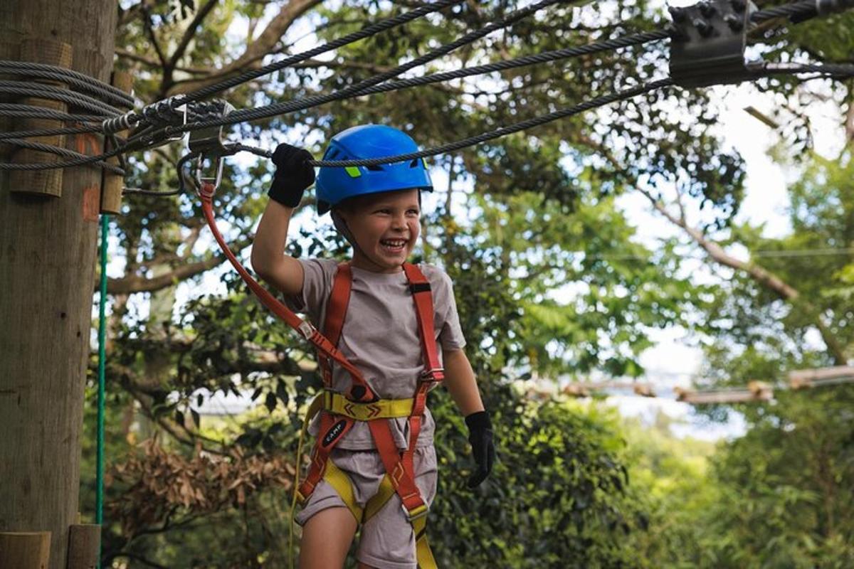 seorang anak kecil sedang memanjat tali zipline