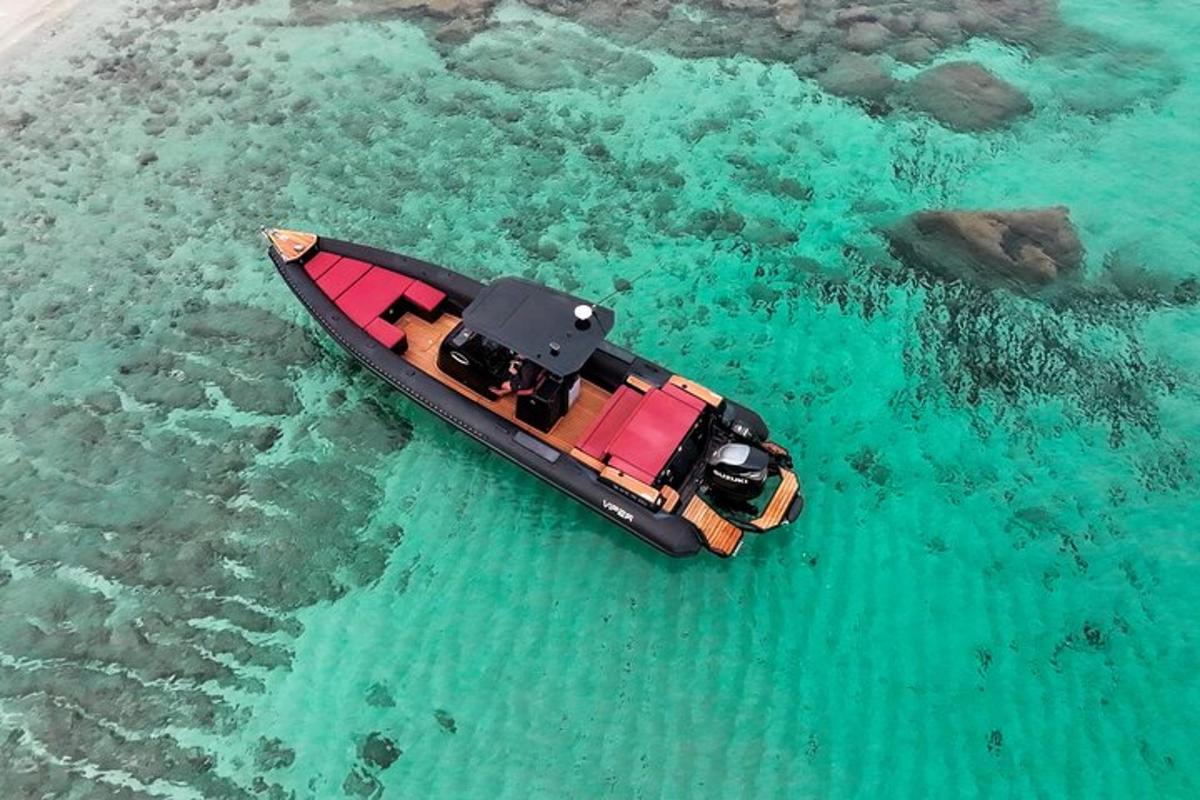 海洋中的一艘小船