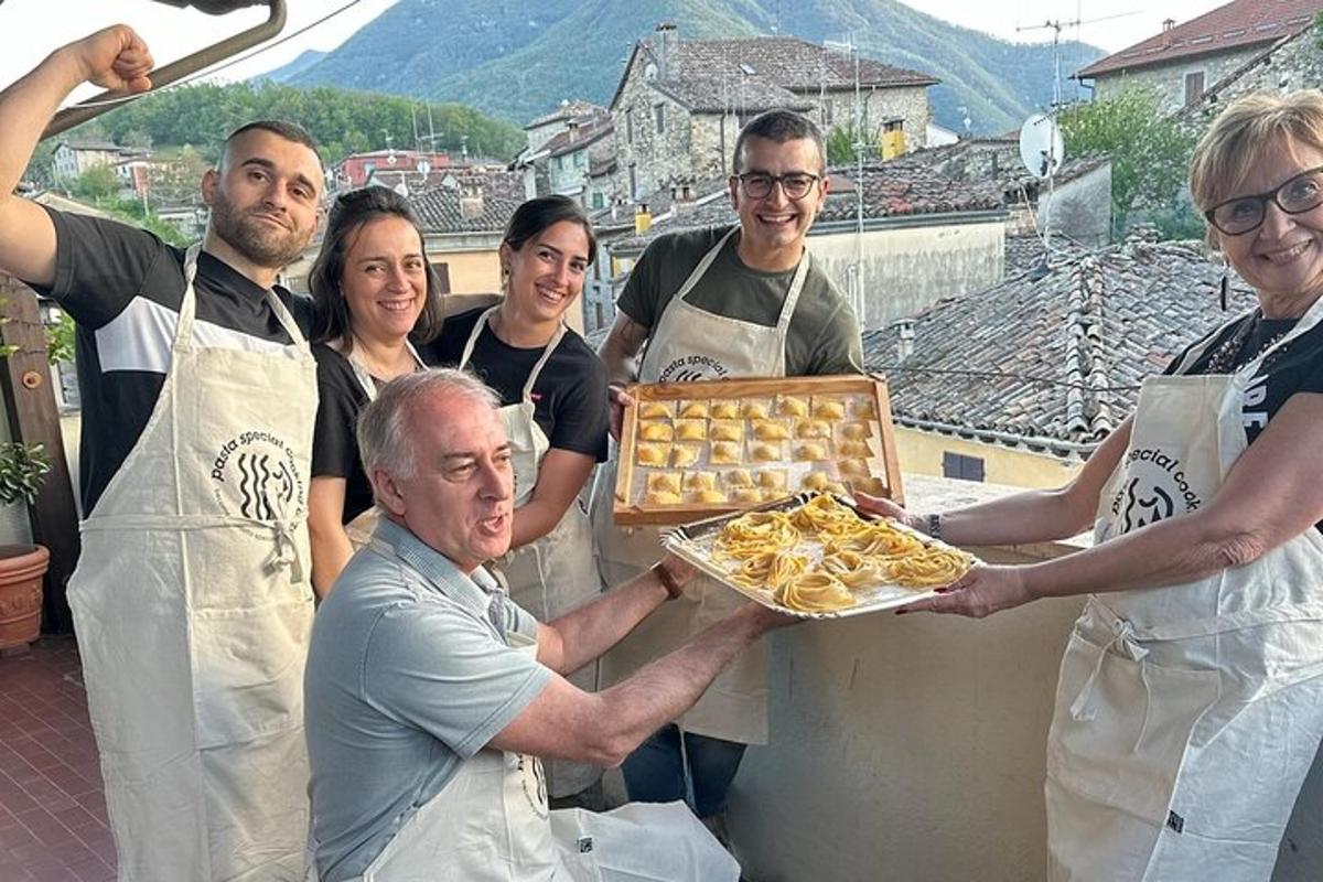 un grupo de personas sosteniendo una bandeja de comida