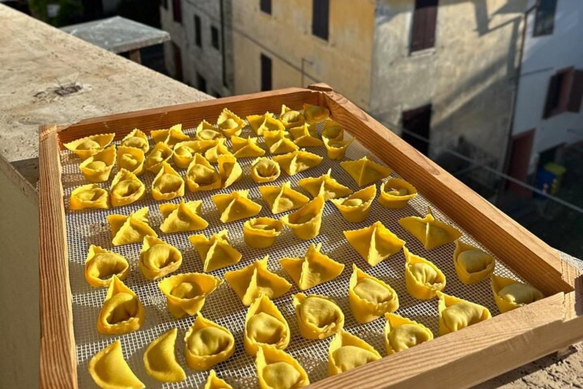 una scatola piena di retini gialli appoggiati su una sporgenza