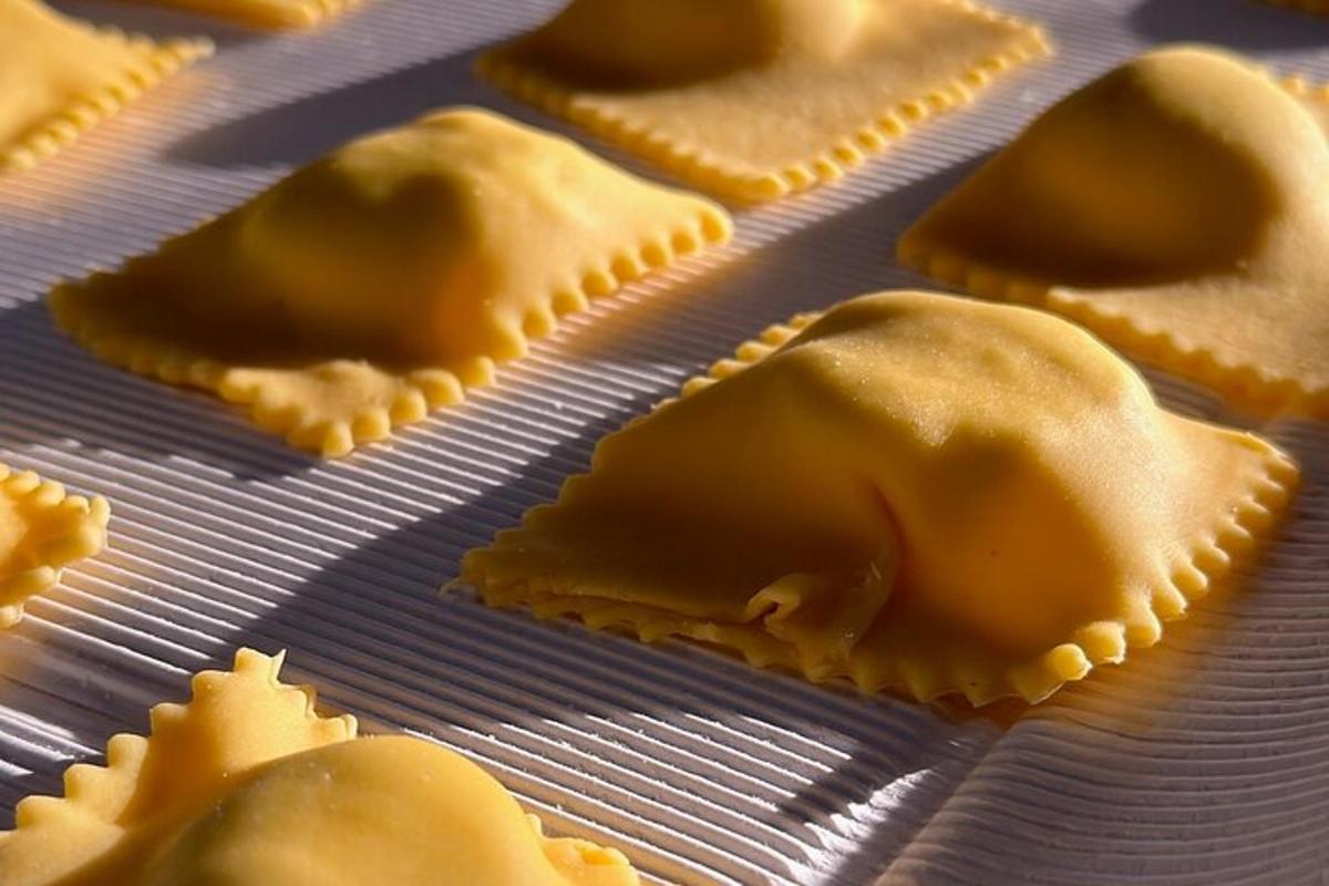 um monte de comida crua em uma assadeira