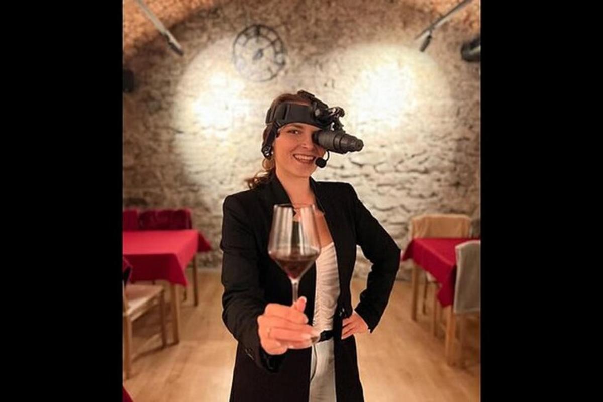 žena držící sklenici vína v restauraci