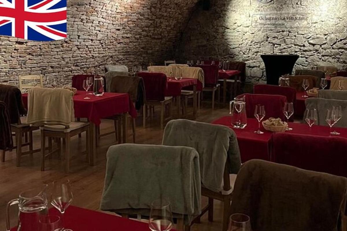restaurace s červenými stoly a židlemi a vlajkou na zdi