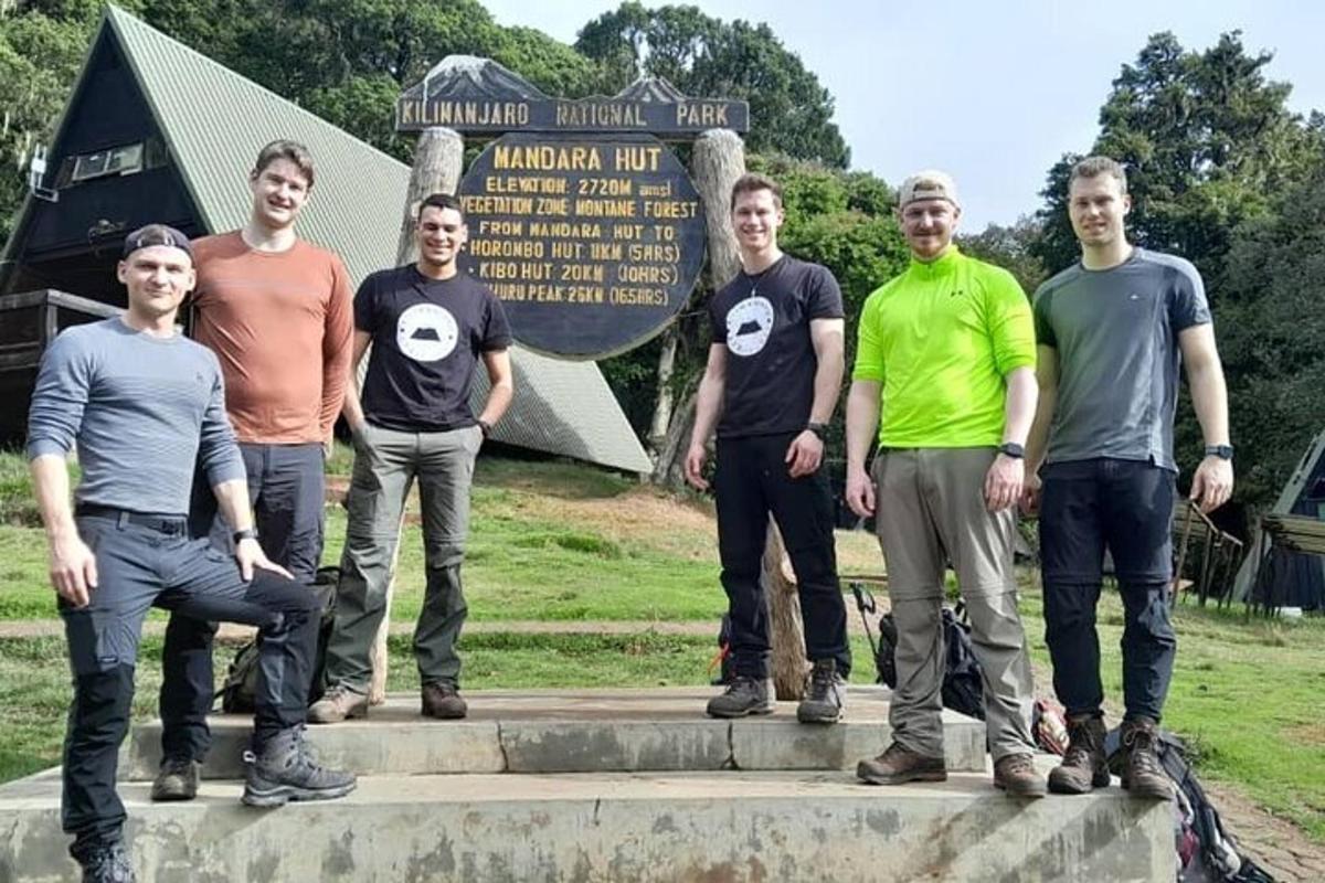 un grup d'homes drets davant d'un monument