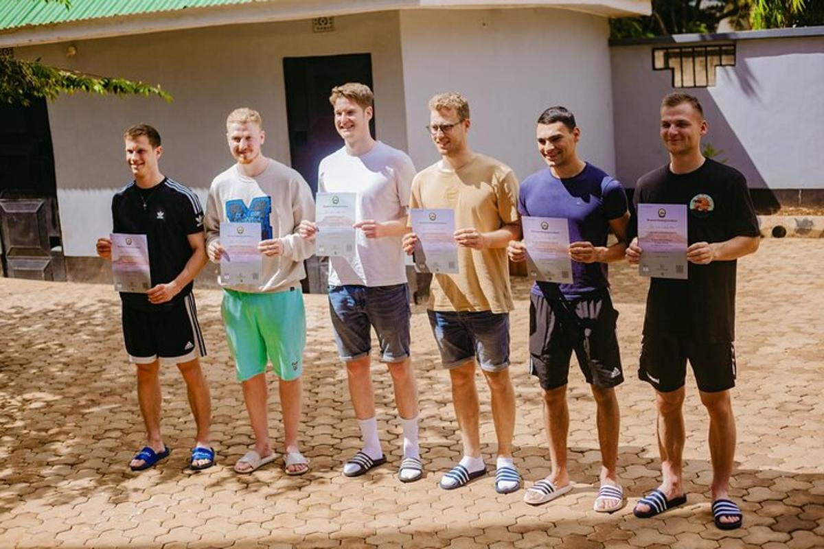 un grup d'homes sosté certificats