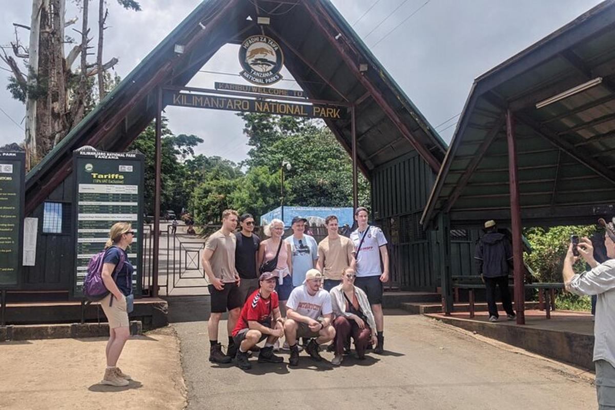 un grup de persones posant per a una foto en una parada d'autobús