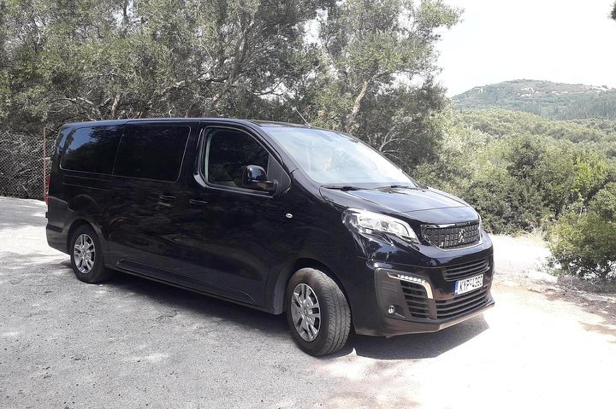 černá dodávka zaparkovaná na kraji silnice