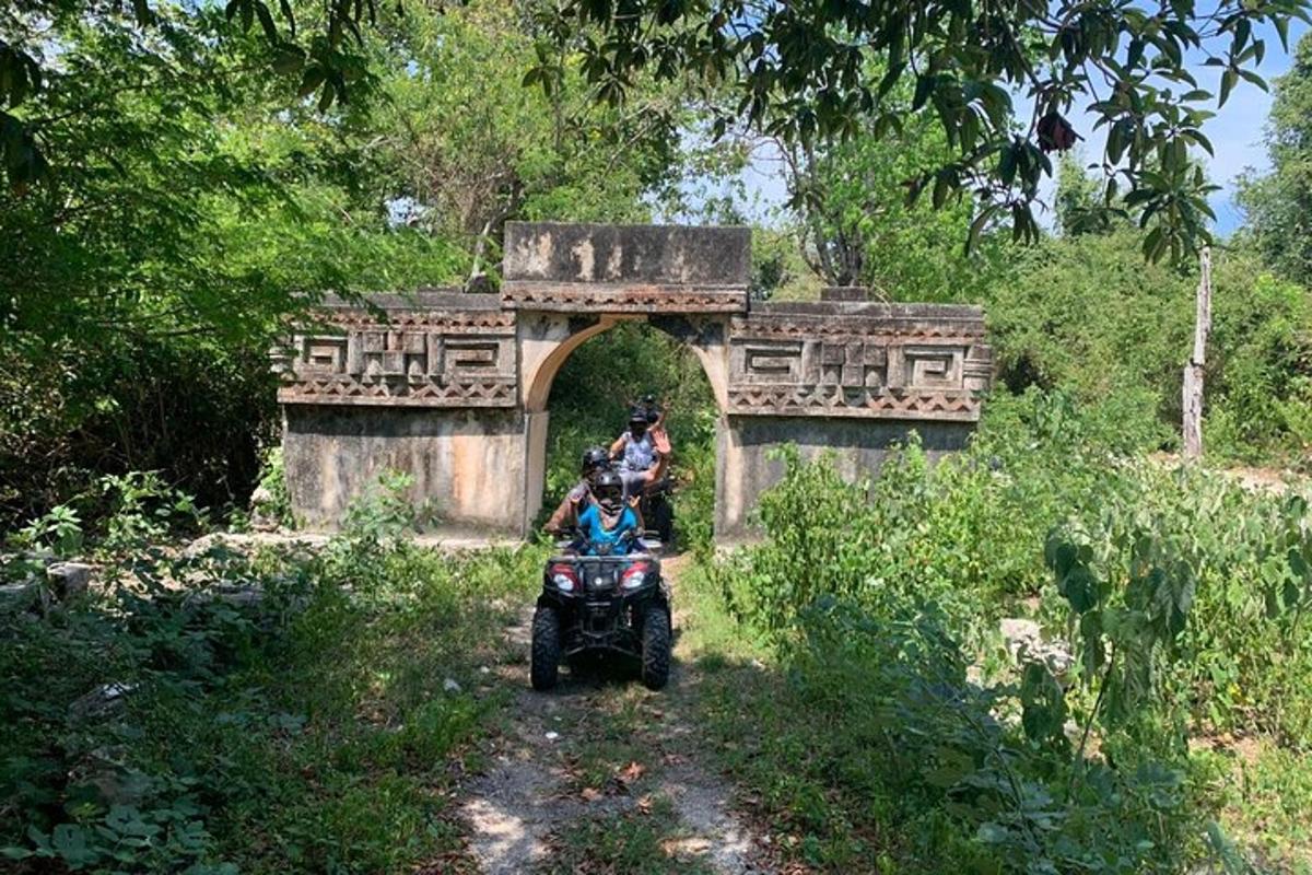 un gruppo di persone in sella a un quad su un ponte