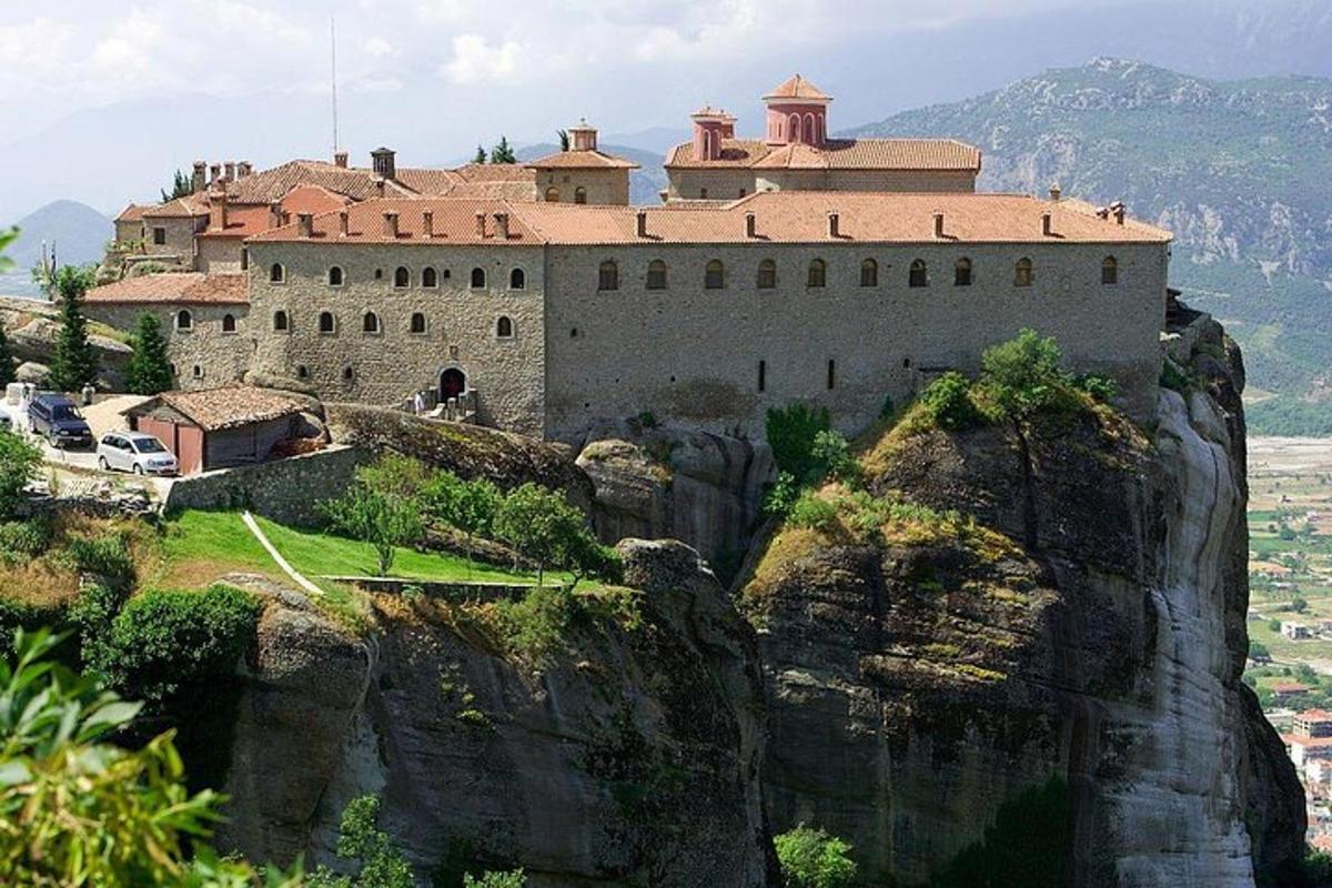 um castelo no topo de uma montanha