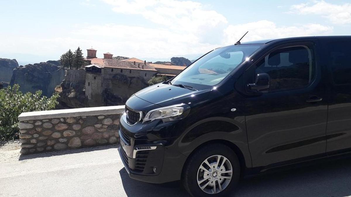 um caminhão preto estacionado em um estacionamento